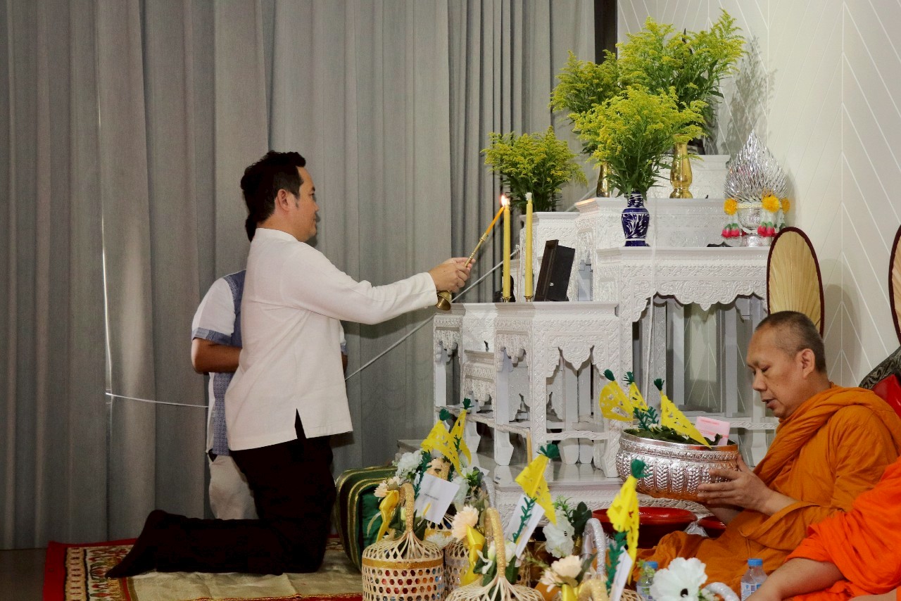 นายตะวัน ศรีดามา ผู้อำนวยการแขวงทางหลวงเชียงใหม่ที่ 1 พร้อมเจ้าหน้าที่ในสังกัด  ร่วมทำบุญสำนักงาน เพื่อความเป็นสิริมงคล ณ ห้อ